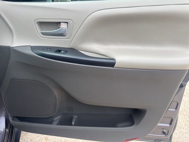 Used 2015 Toyota Sienna LE FWD image 26