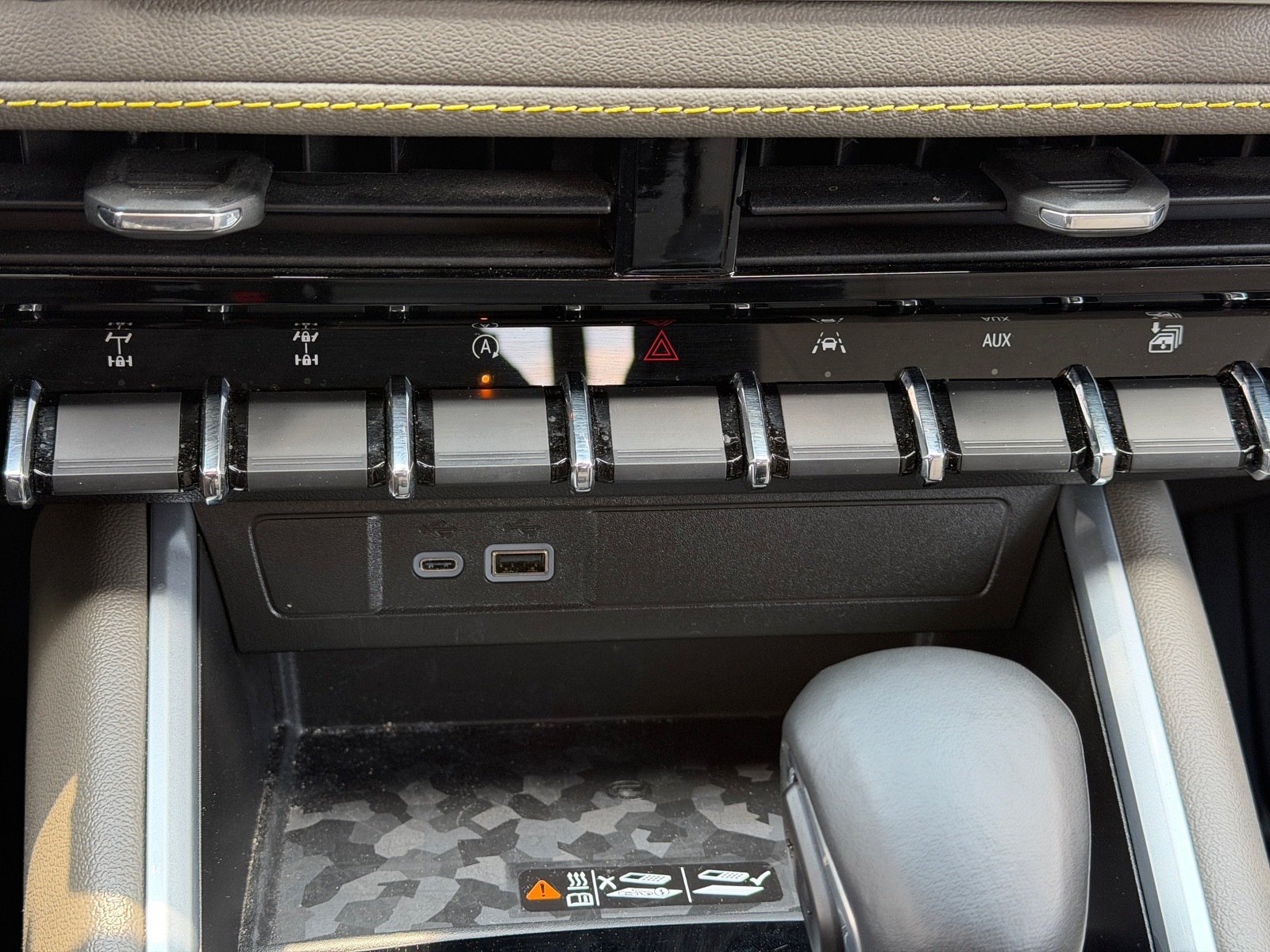 Used 2024 Chevrolet Colorado ZR2 w/ ZR2 Convenience Package III AWD/4WD image 25