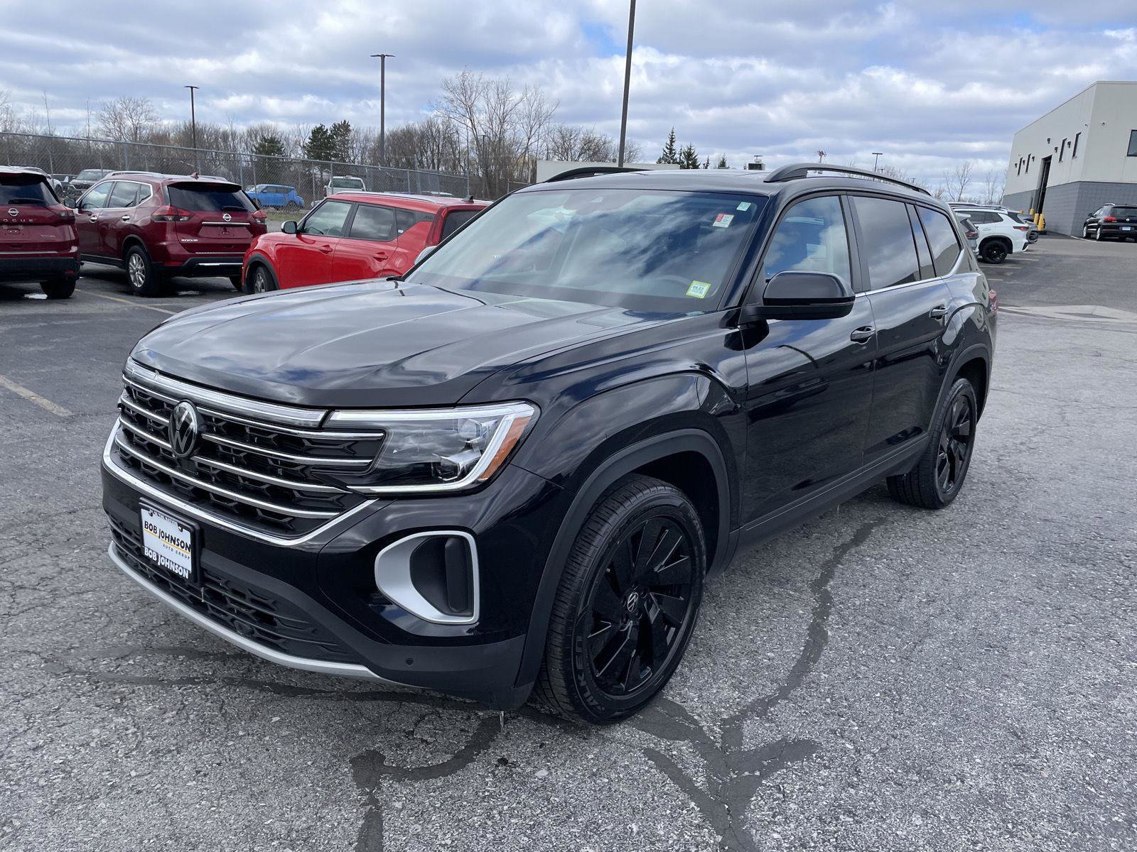 Used 2024 Volkswagen Atlas SE w/ Panoramic Sunroof Package image 3