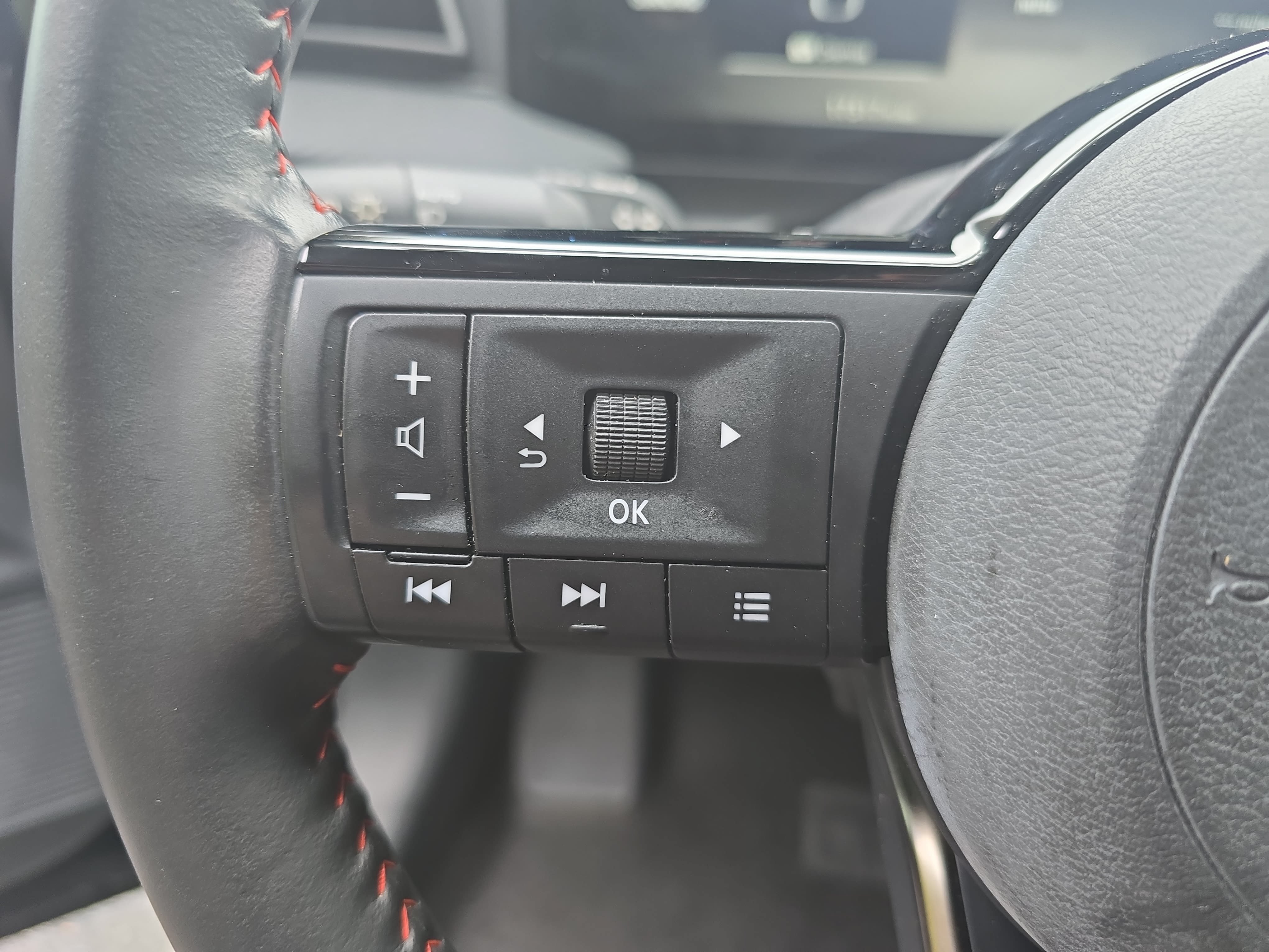 Used 2025 Nissan Kicks SR AWD/4WD image 18