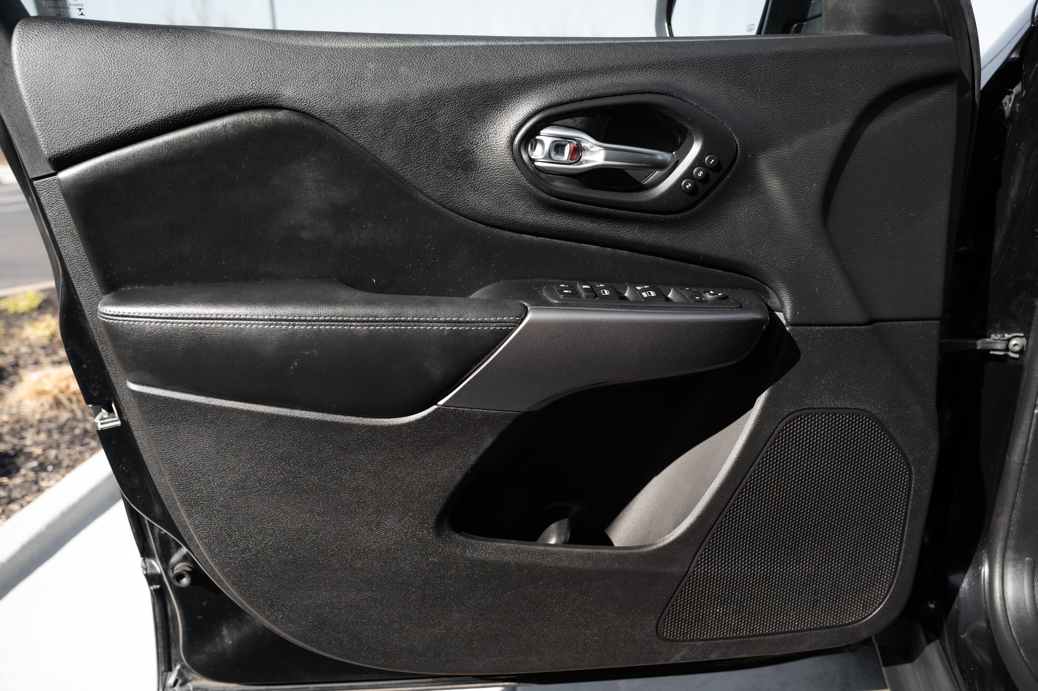 Used 2019 Jeep Cherokee Limited image 18