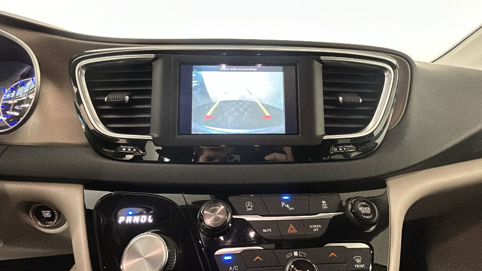 Used 2018 Chrysler Pacifica Touring-L FWD image 27