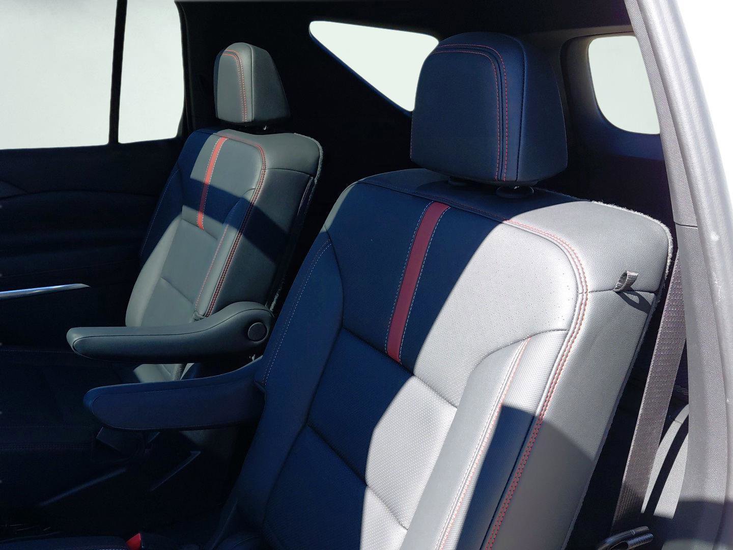 Used 2024 Chevrolet Traverse RS image 37