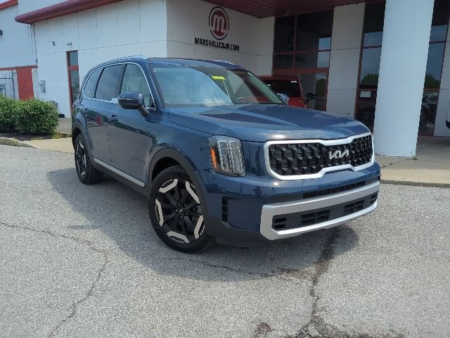 Used 2023 Kia Telluride EX w/ EX Captain's Chair Package AWD/4WD image 3