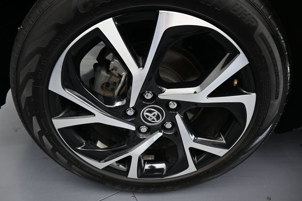 Used 2019 Toyota C-HR XLE FWD image 40