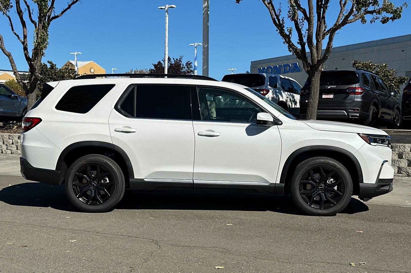 New 2025 Honda Pilot Touring image 3