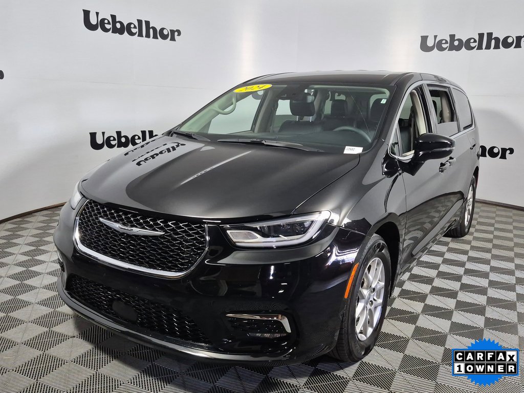 Used 2024 Chrysler Pacifica Touring-L image 3