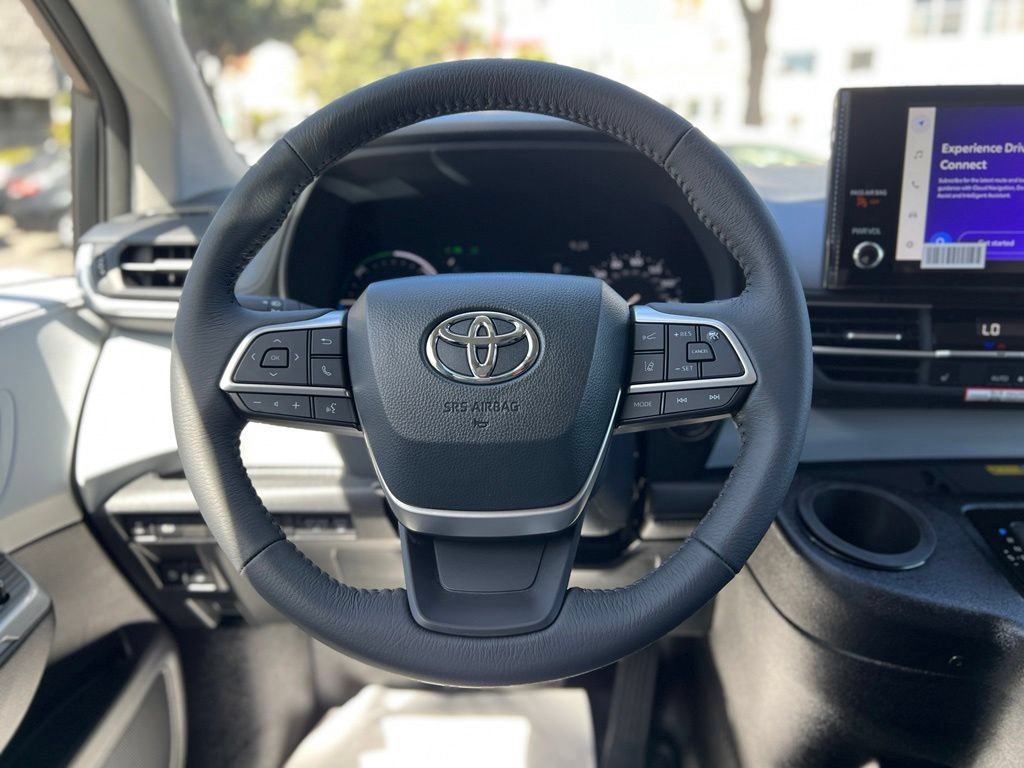 Used 2026 Toyota Sienna XLE FWD image 41