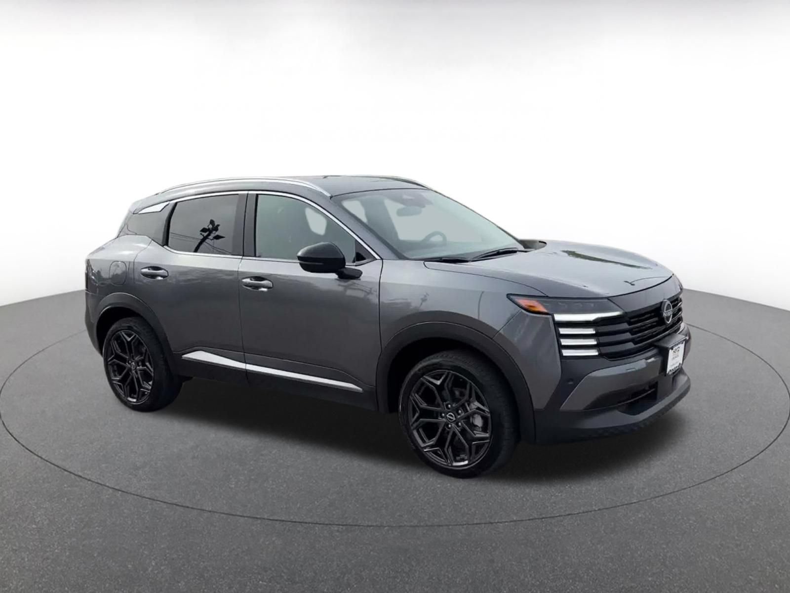Used 2026 Nissan Kicks SR AWD/4WD image 2