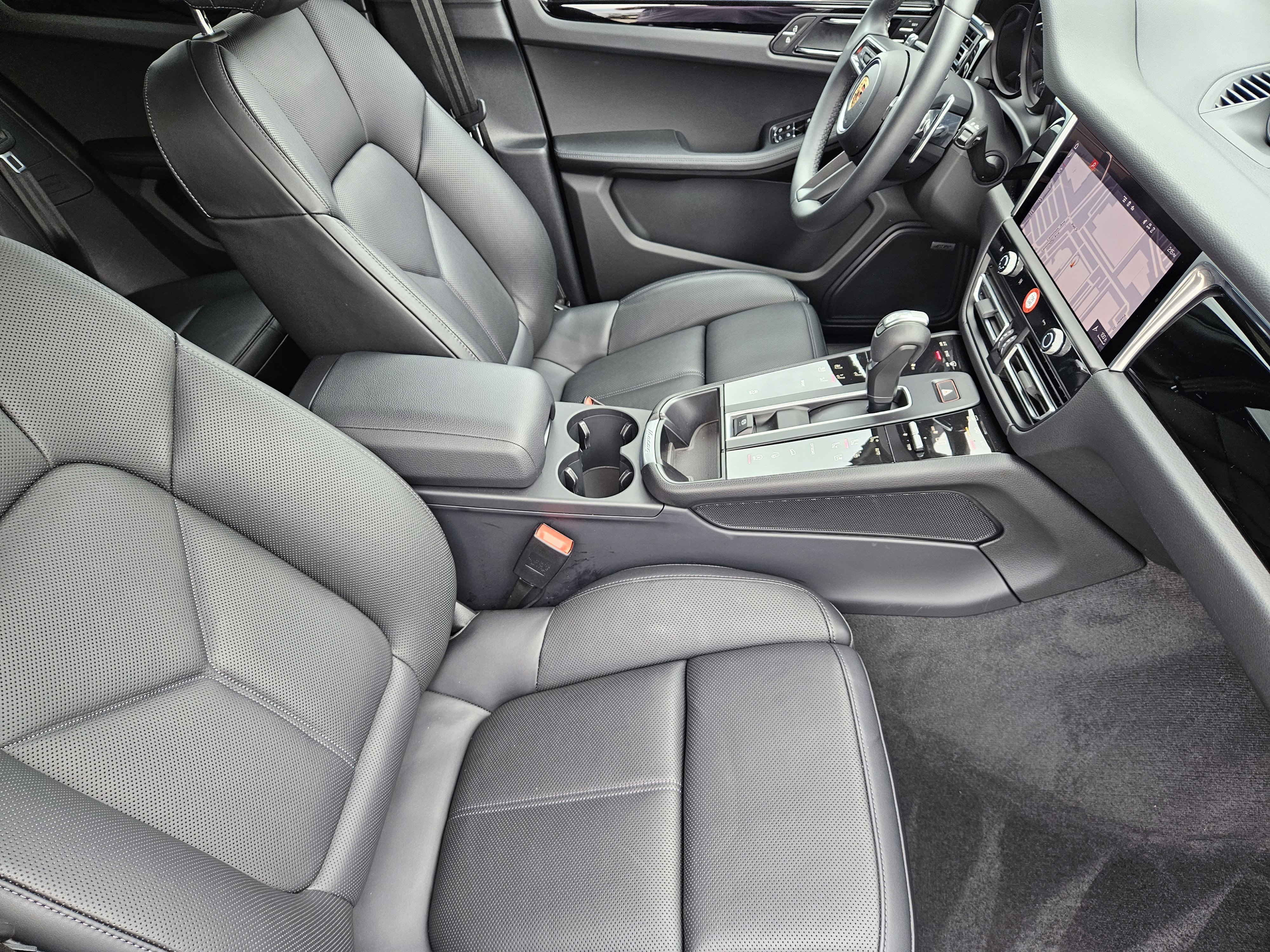 Certified 2025 Porsche Macan image 15