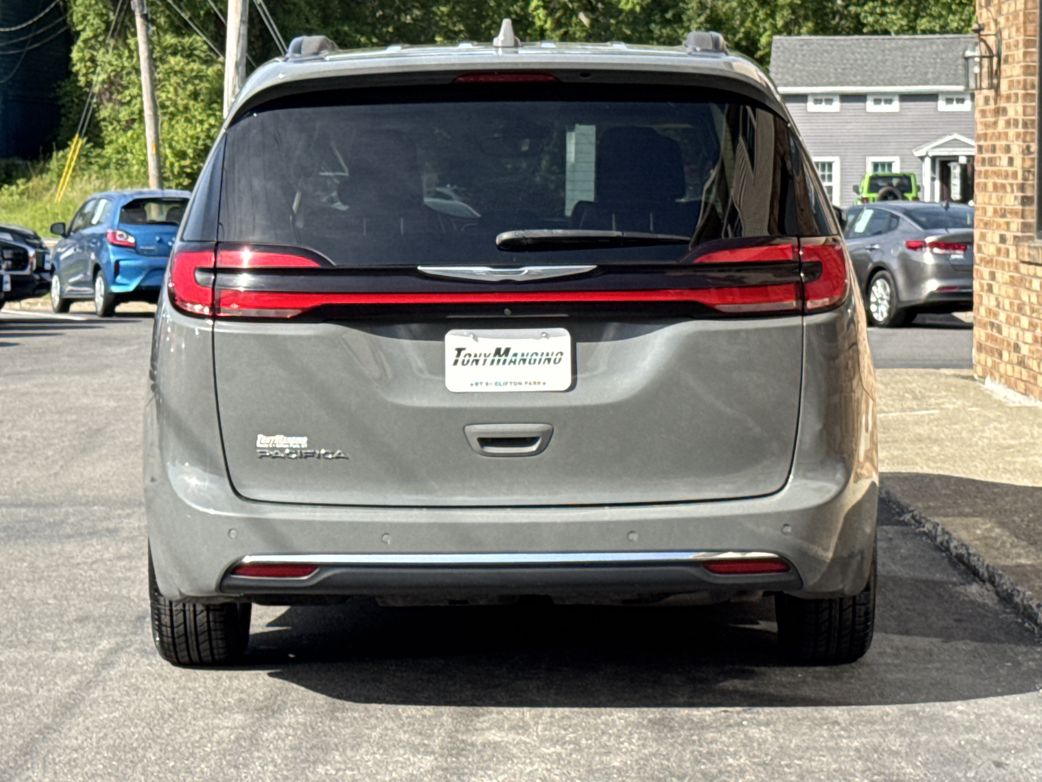 Used 2022 Chrysler Pacifica Touring-L FWD image 4
