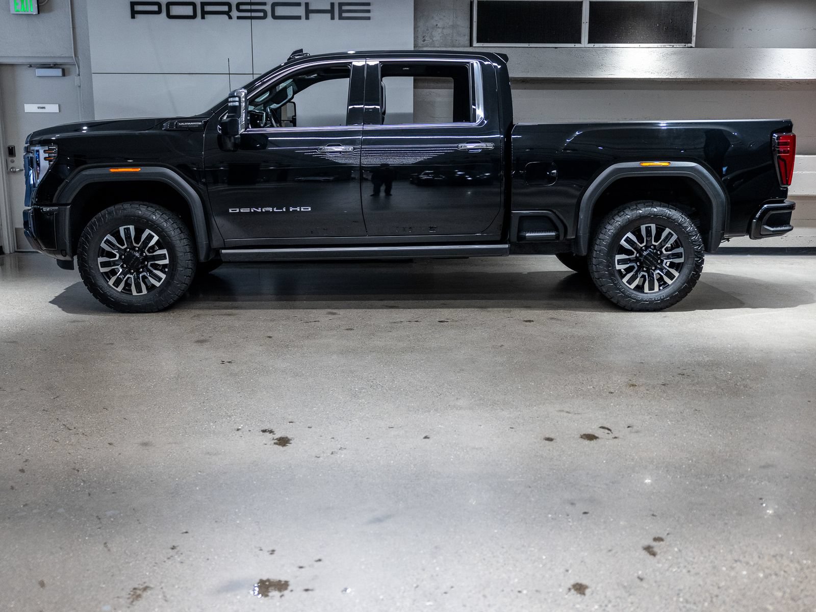 Used 2024 GMC Sierra 2500 Denali Ultimate w/ Max Trailering Package AWD/4WD image 2