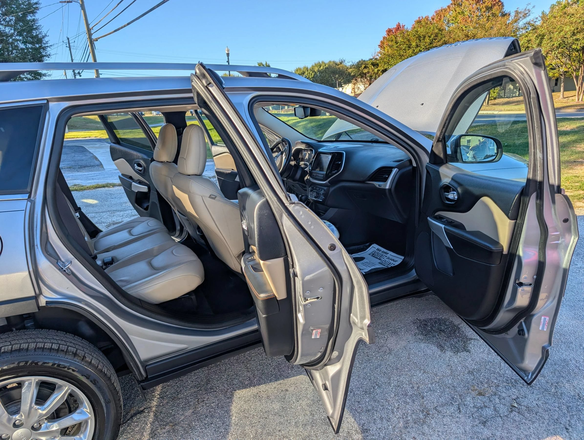 Used 2017 Jeep Cherokee Limited w/ Luxury Group AWD/4WD image 19