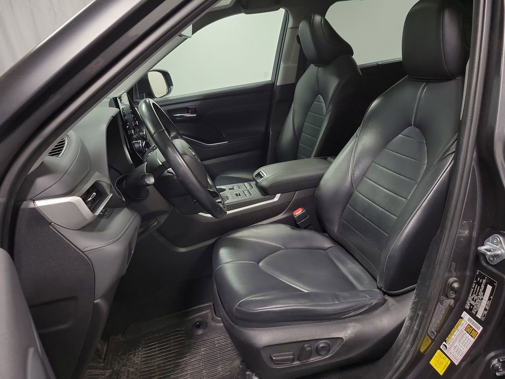Used 2021 Toyota Highlander XLE image 13