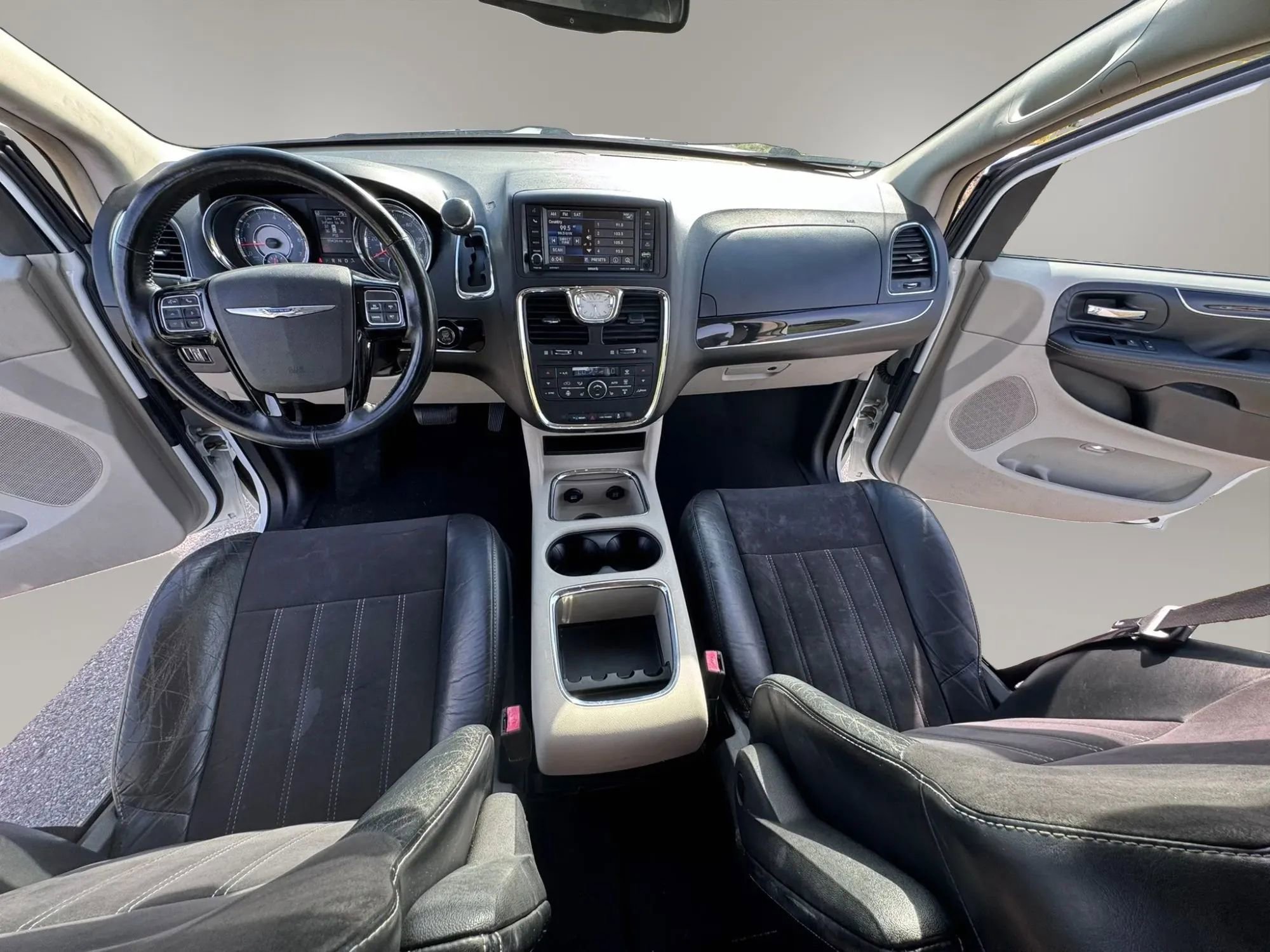 Used 2015 Chrysler Town & Country Limited FWD image 9