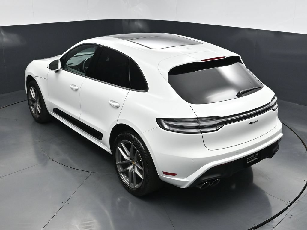 Certified 2025 Porsche Macan AWD/4WD image 17