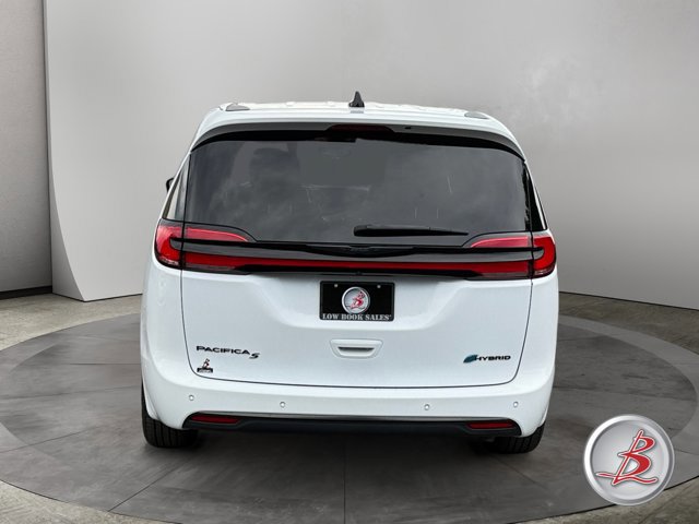 Used 2024 Chrysler Pacifica Limited image 6