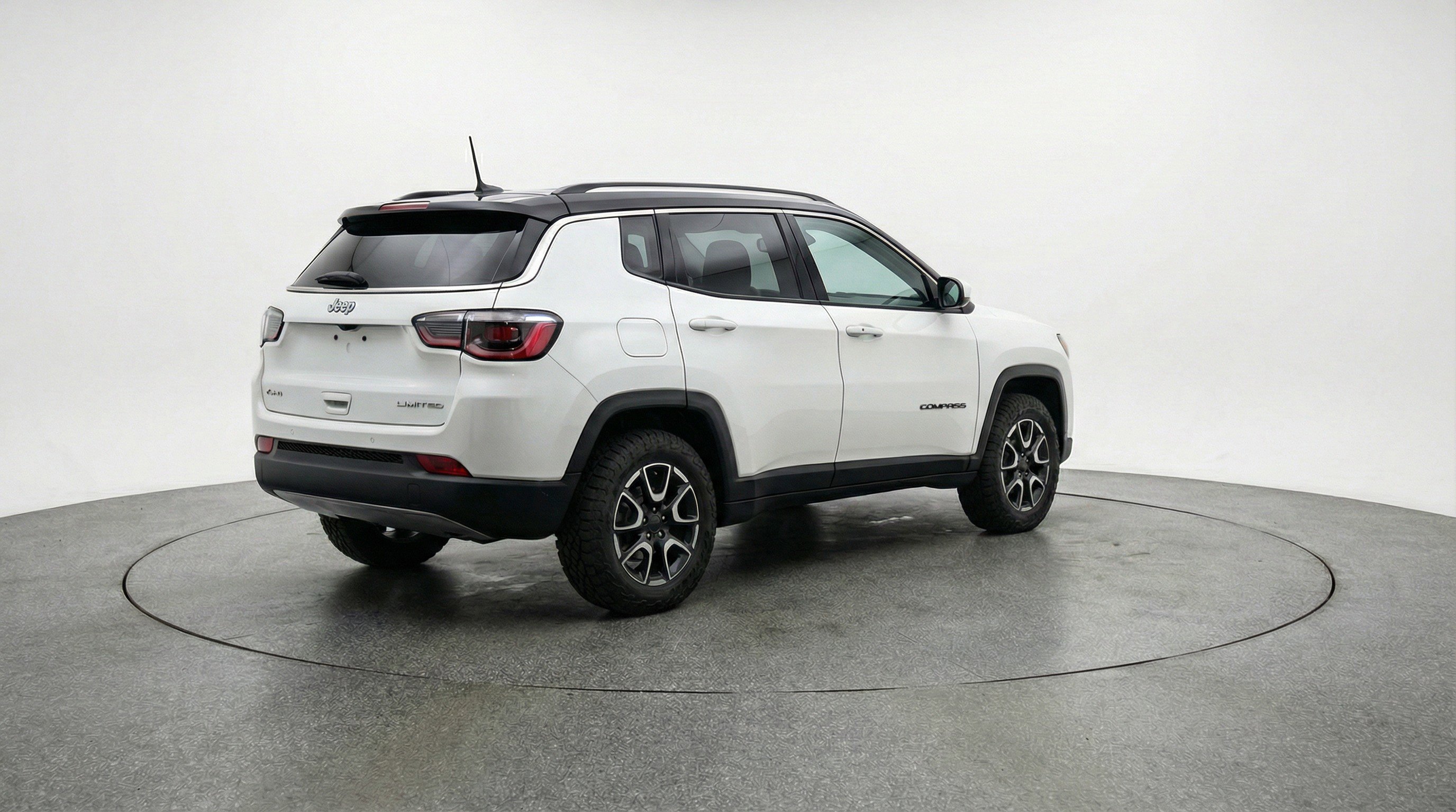 Used 2025 Jeep Compass Trailhawk image 9