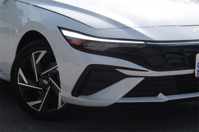 Certified 2025 Hyundai Elantra SEL image 2