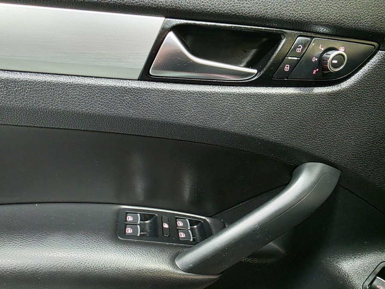 Used 2013 Volkswagen Passat TDI SE FWD image 18