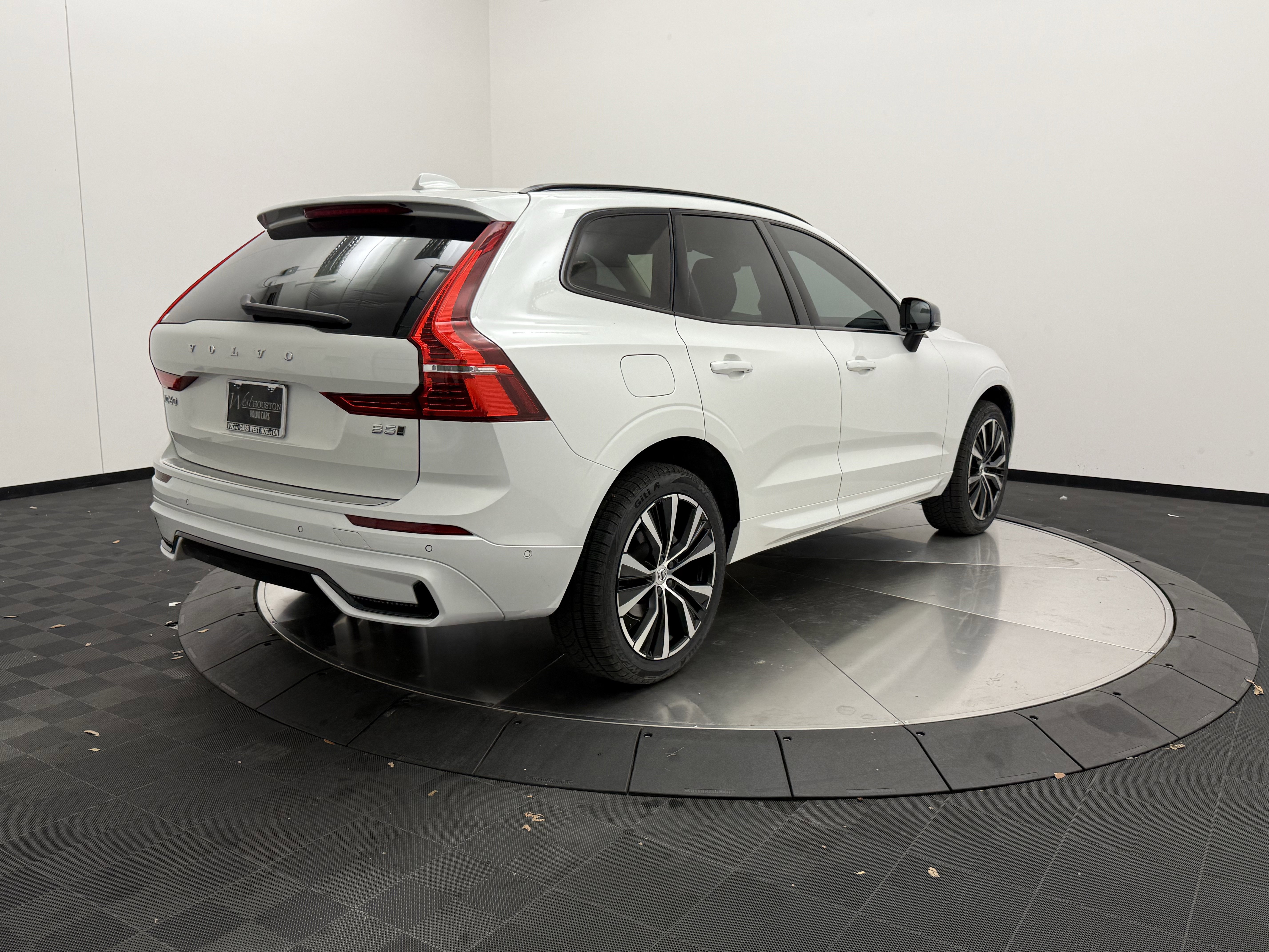 Certified 2023 Volvo XC60 B5 Plus w/ Climate Package image 7