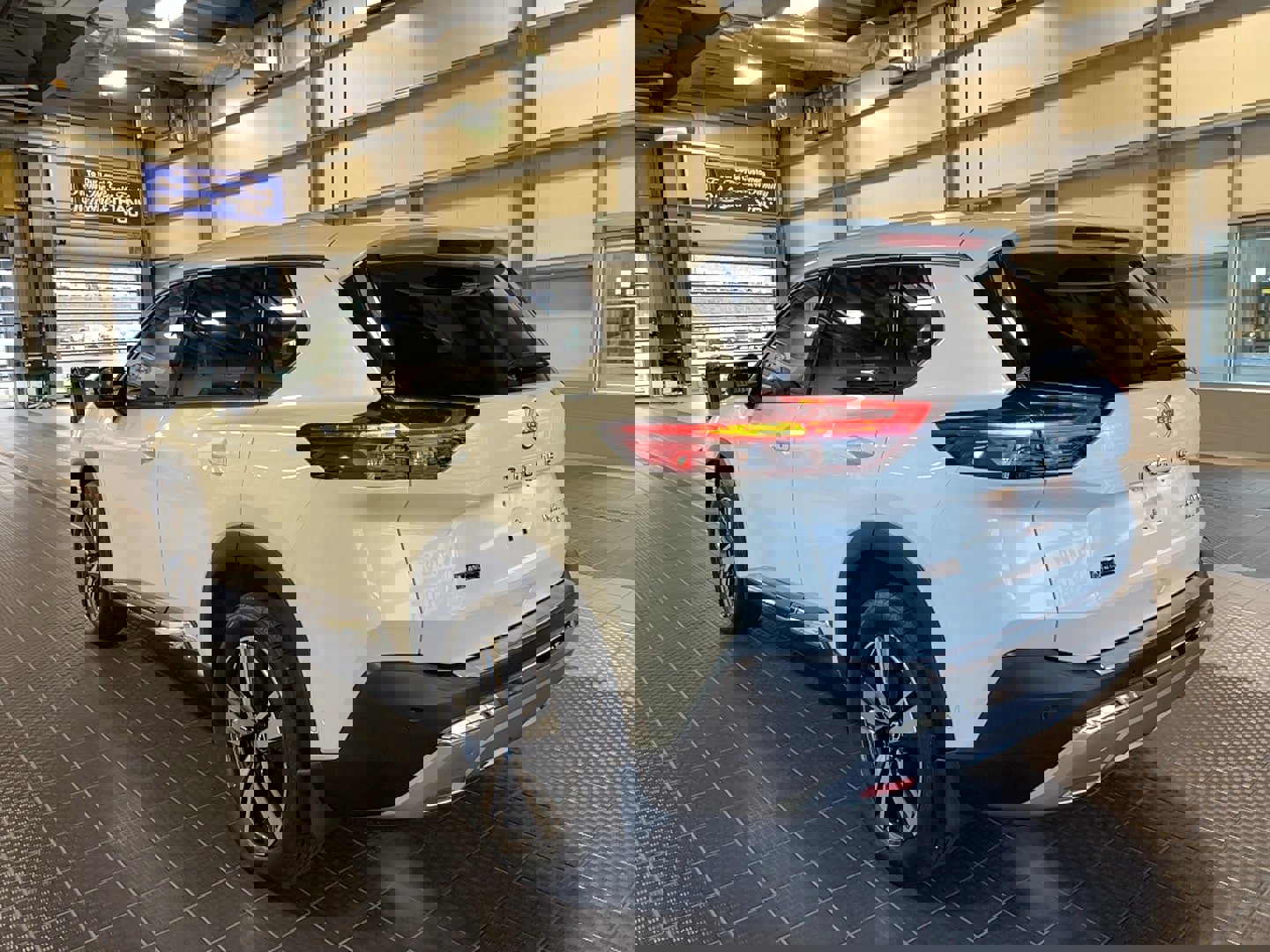 Used 2022 Nissan Rogue Platinum w/ Head-Up Display Package image 4