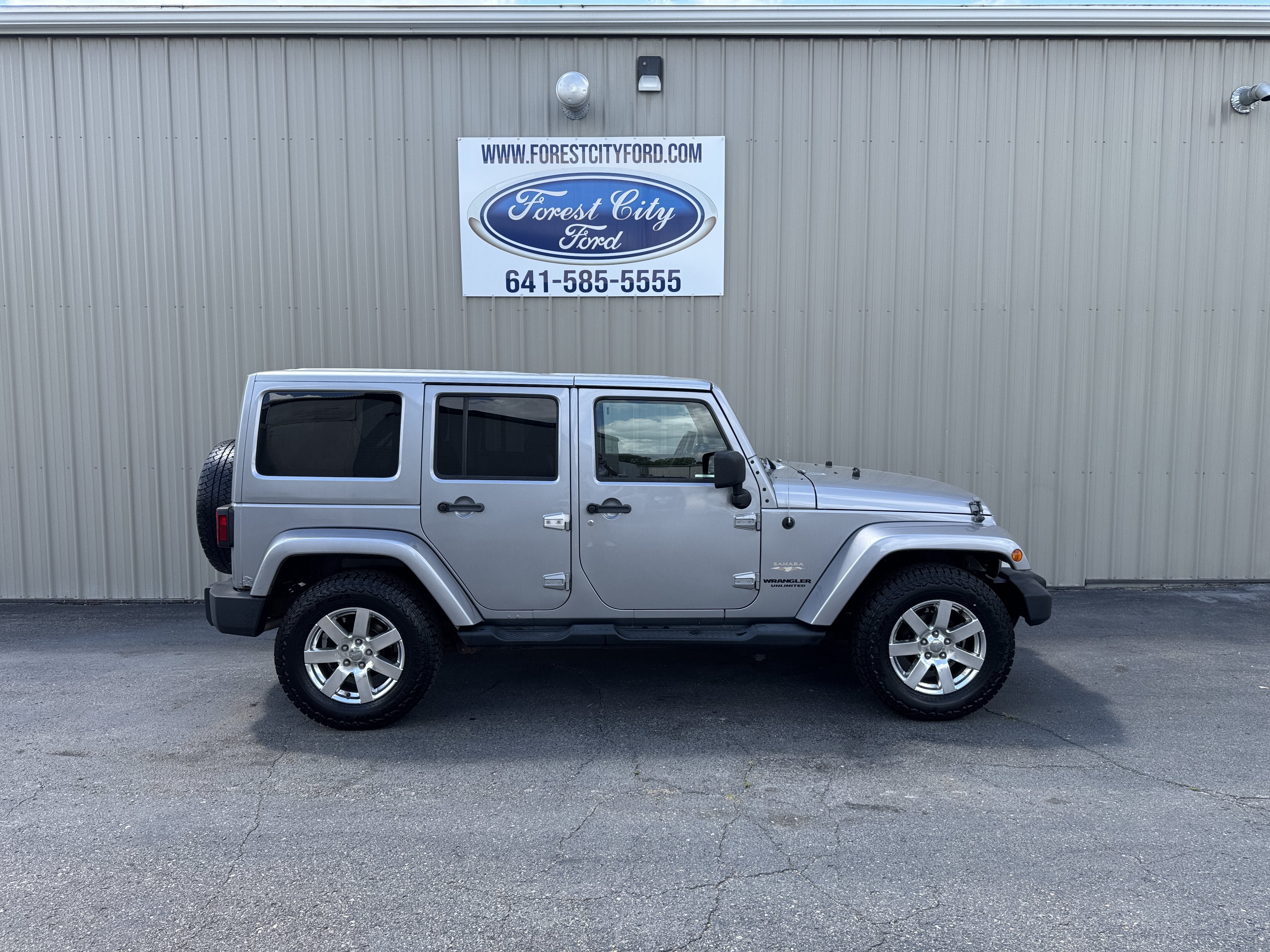 Used 2013 Jeep Wrangler Unlimited Sahara w/ Dual Top Group AWD/4WD image 6