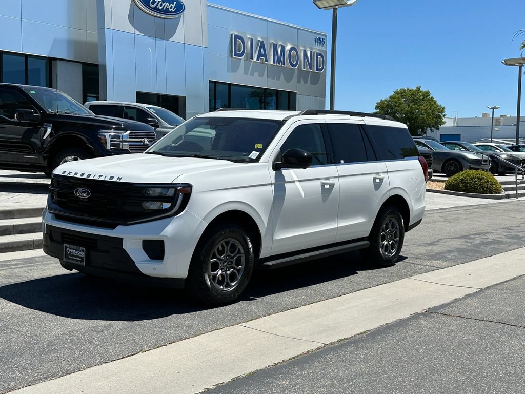 Used 2025 Ford Expedition Active RWD image 2