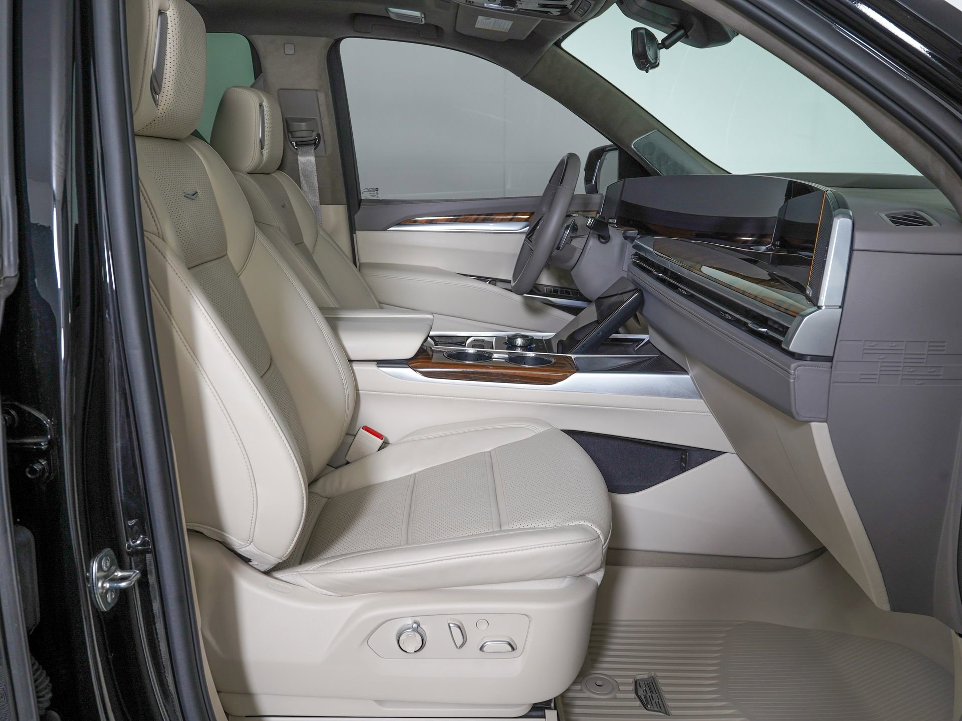 Used 2026 Cadillac Escalade Platinum Sport w/ LPO, Floor Liner Package AWD/4WD image 10