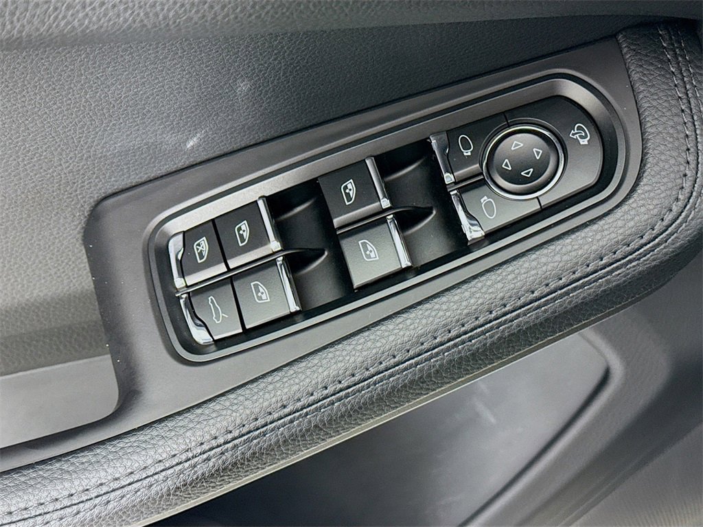 Used 2024 Porsche Macan image 19