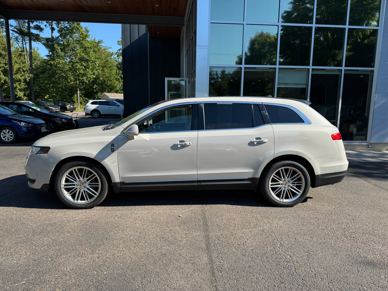Used 2019 Lincoln MKT AWD image 2
