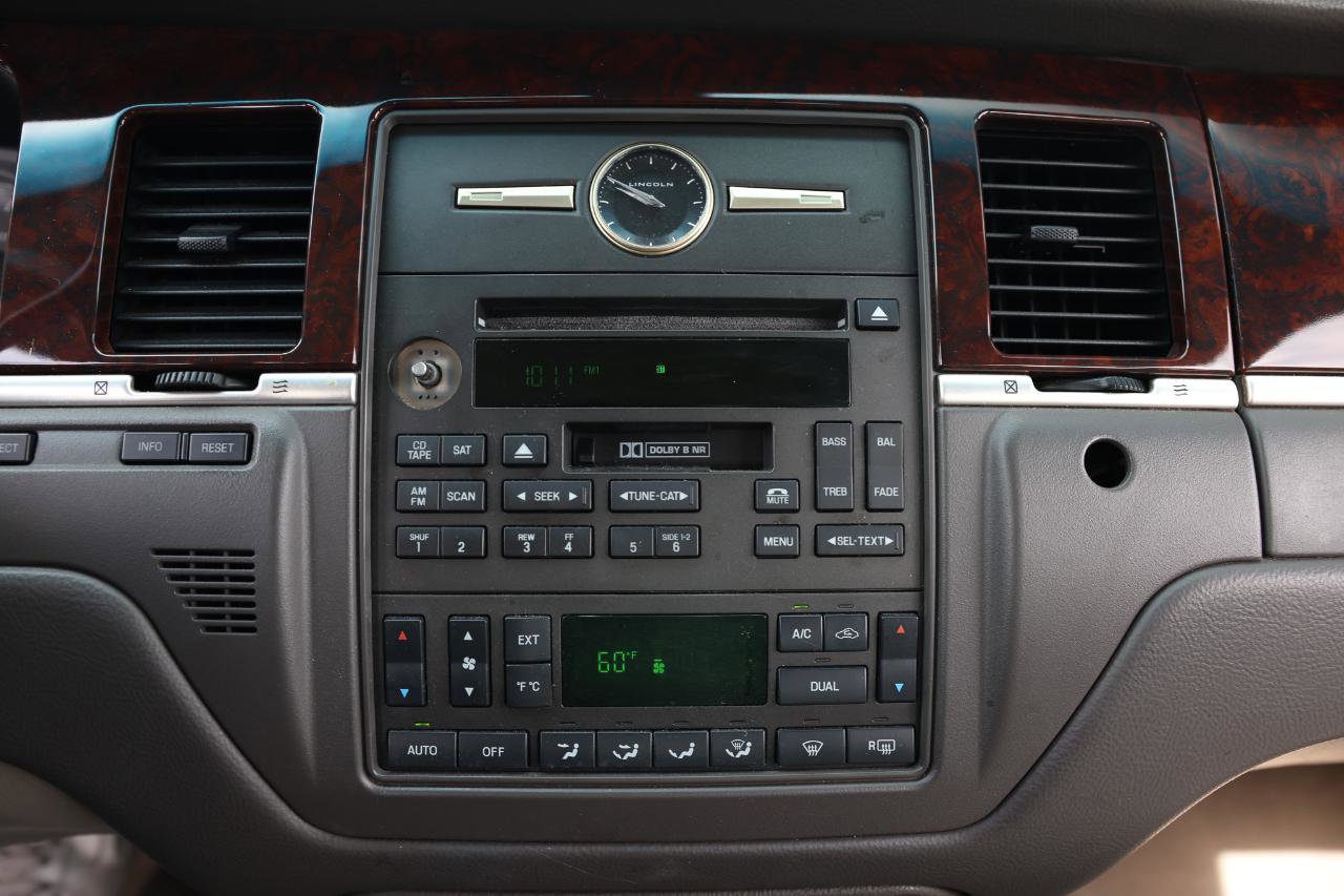 Used 2006 Lincoln Town Car Signature image 30