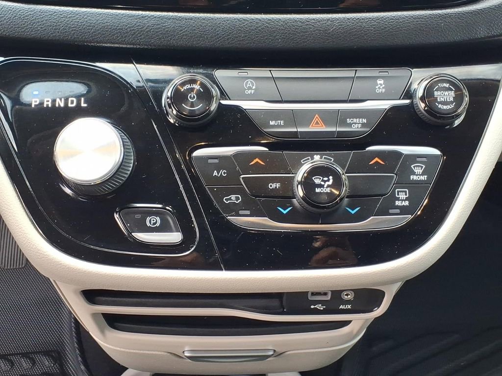 Used 2020 Chrysler Voyager Lxi FWD image 8