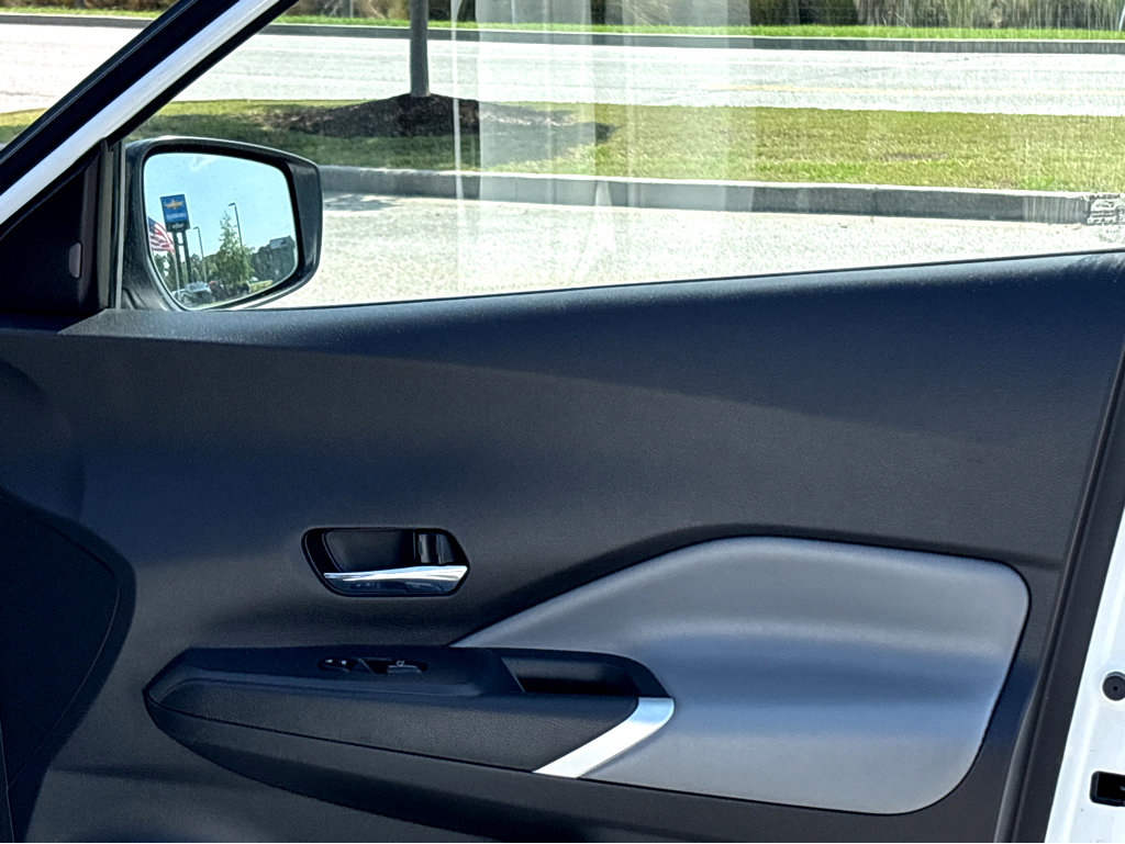 Used 2023 Nissan Kicks SR w/ SR Premium Package FWD image 11