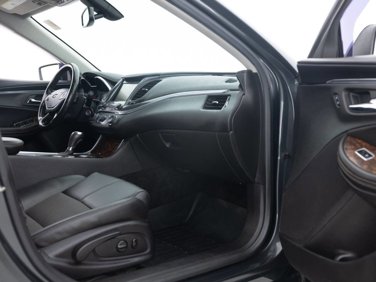 Used 2015 Chevrolet Impala LT w/ Convenience Package image 30