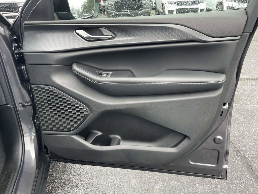 New 2025 Jeep Grand Cherokee Laredo X w/ Luxury Tech Group I image 16