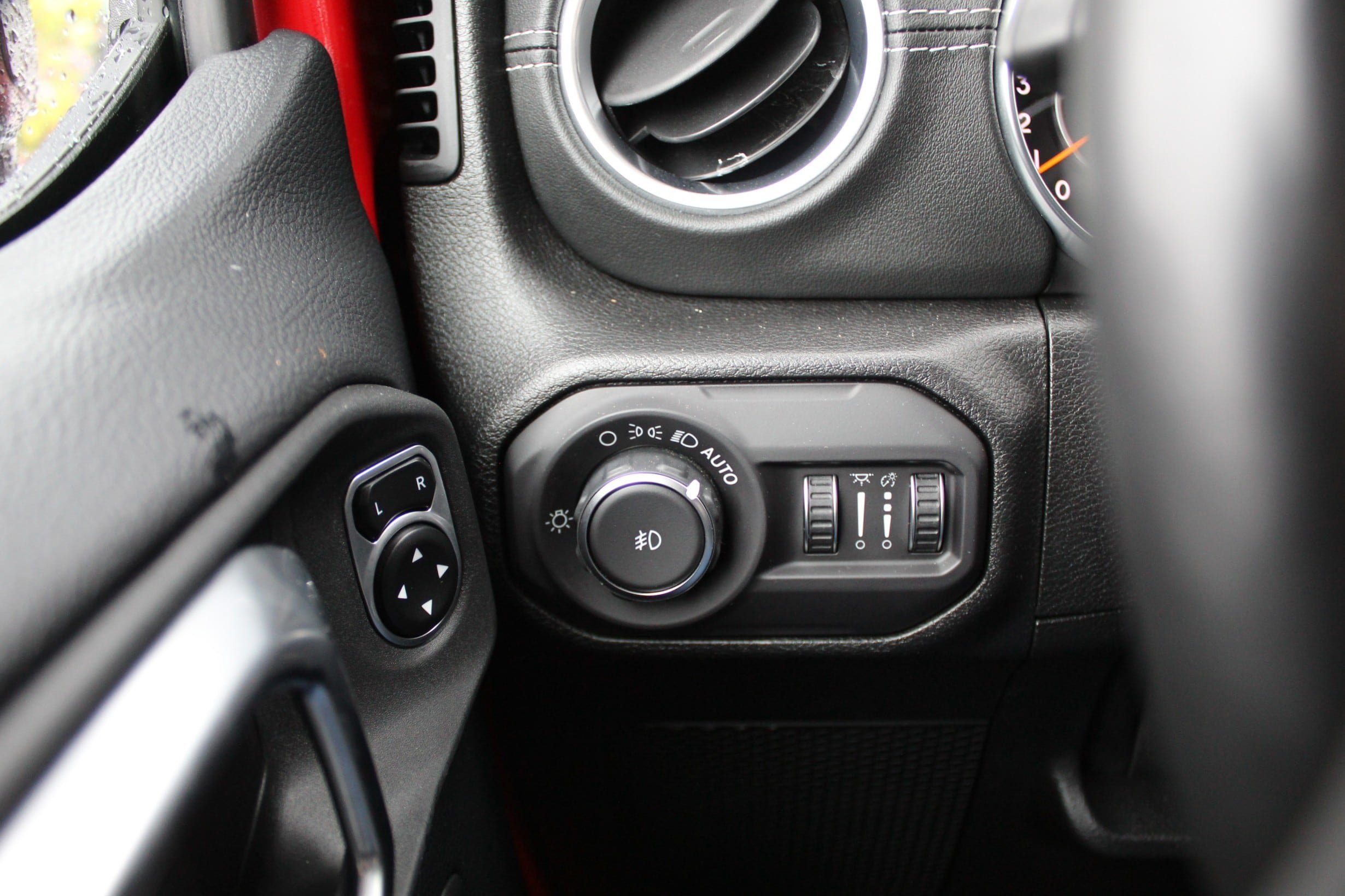 Used 2018 Jeep Wrangler Unlimited Sahara w/ Uconnect 4C Nav & Sound Group AWD/4WD image 35