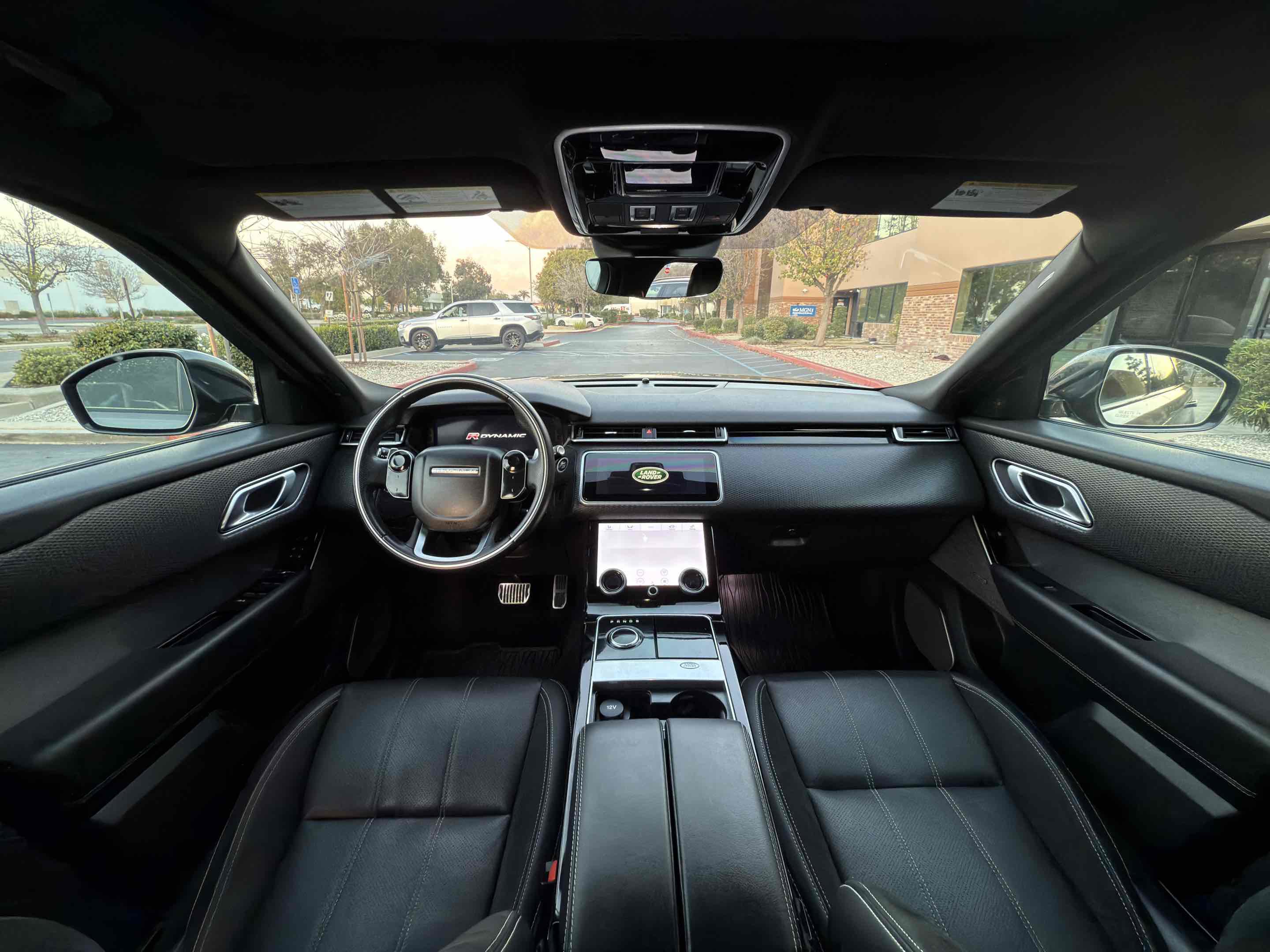 Used 2018 Land Rover Range Rover Velar R-Dynamic SE image 36