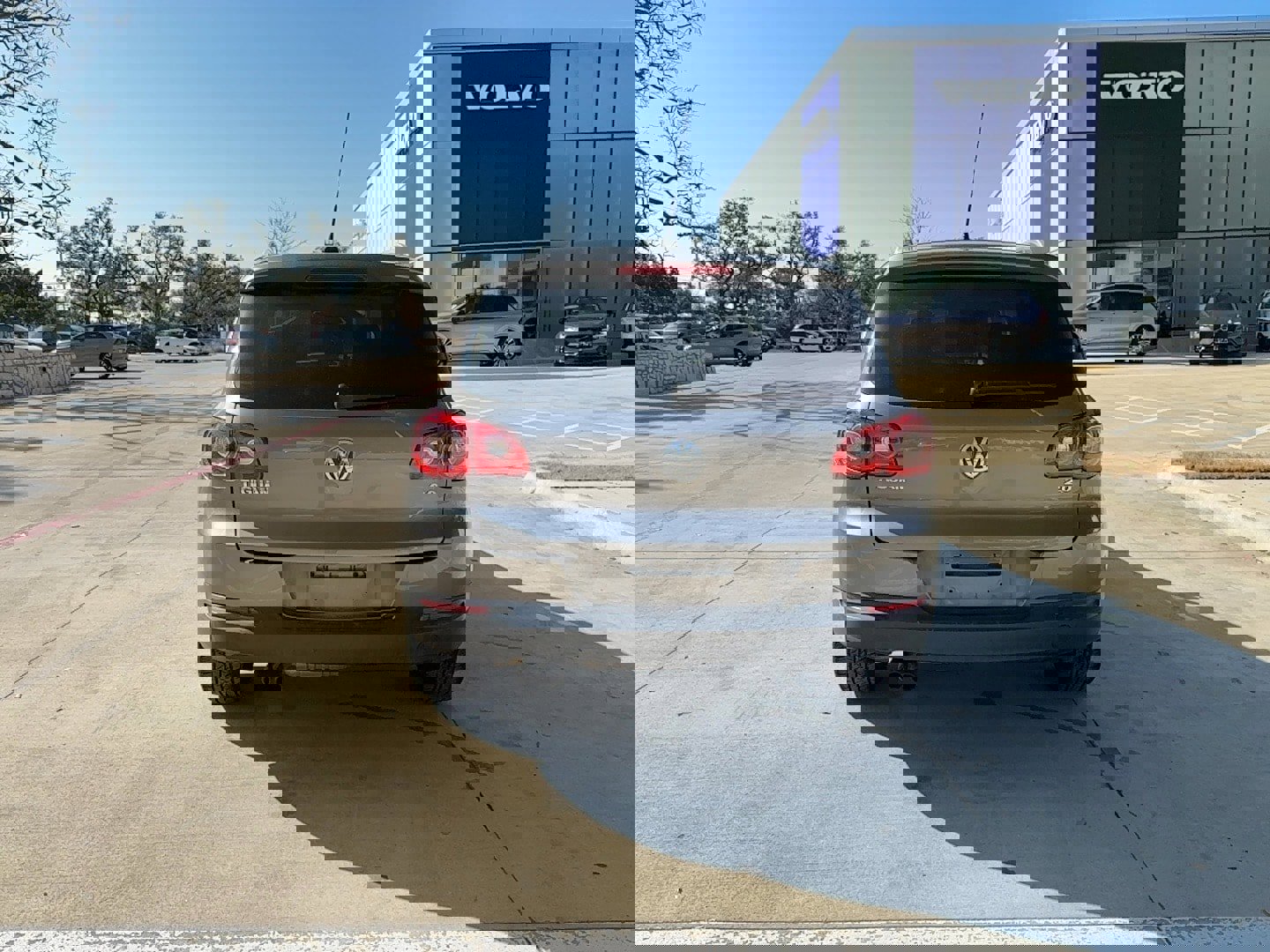 Used 2011 Volkswagen Tiguan SE image 5