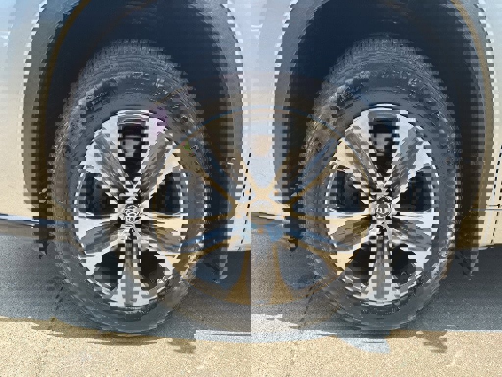 Used 2024 Toyota Highlander XLE image 6