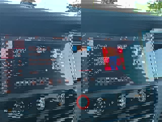 Used 2024 Porsche Macan image 32