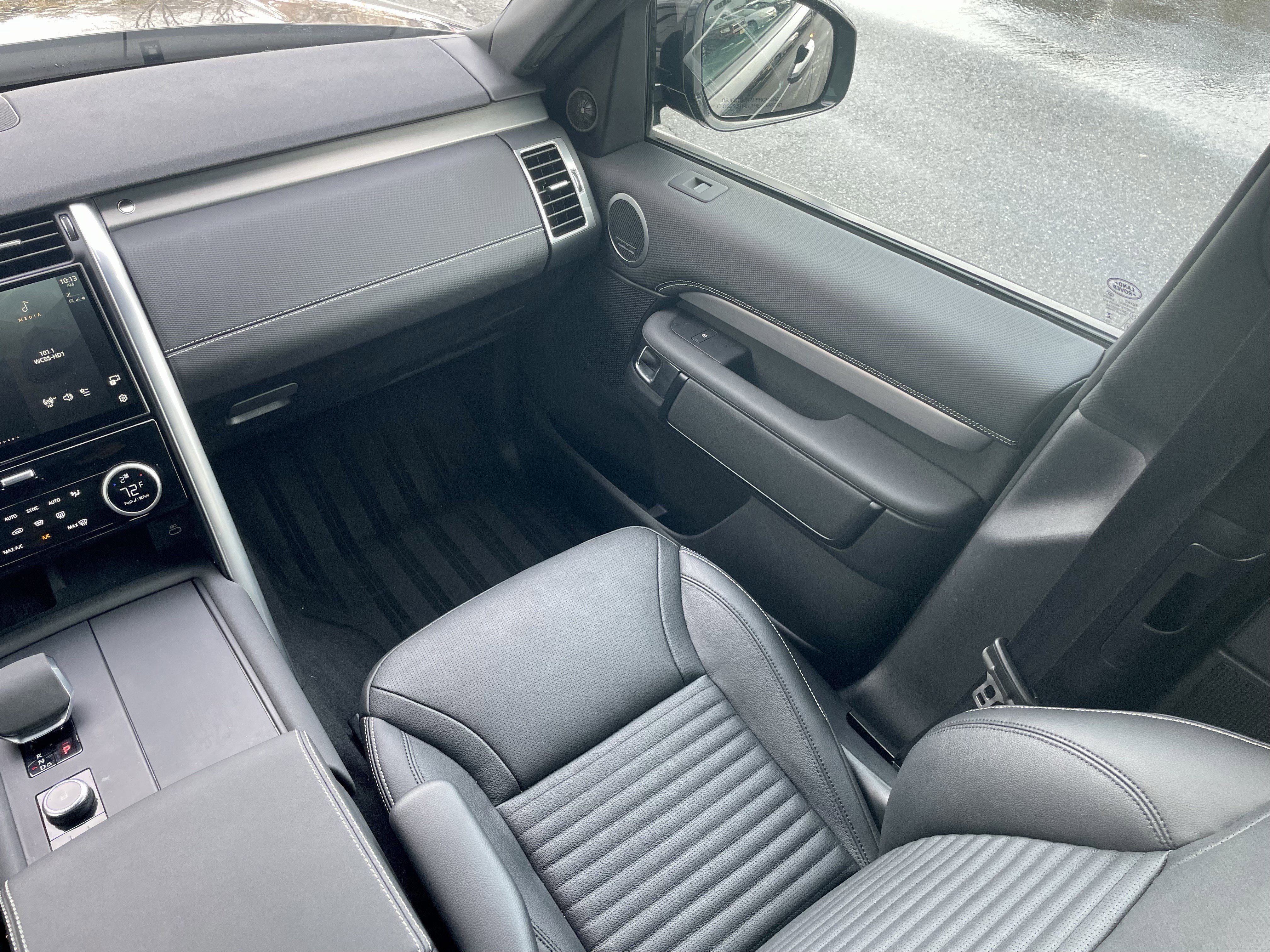 Used 2024 Land Rover Discovery Dynamic SE image 18