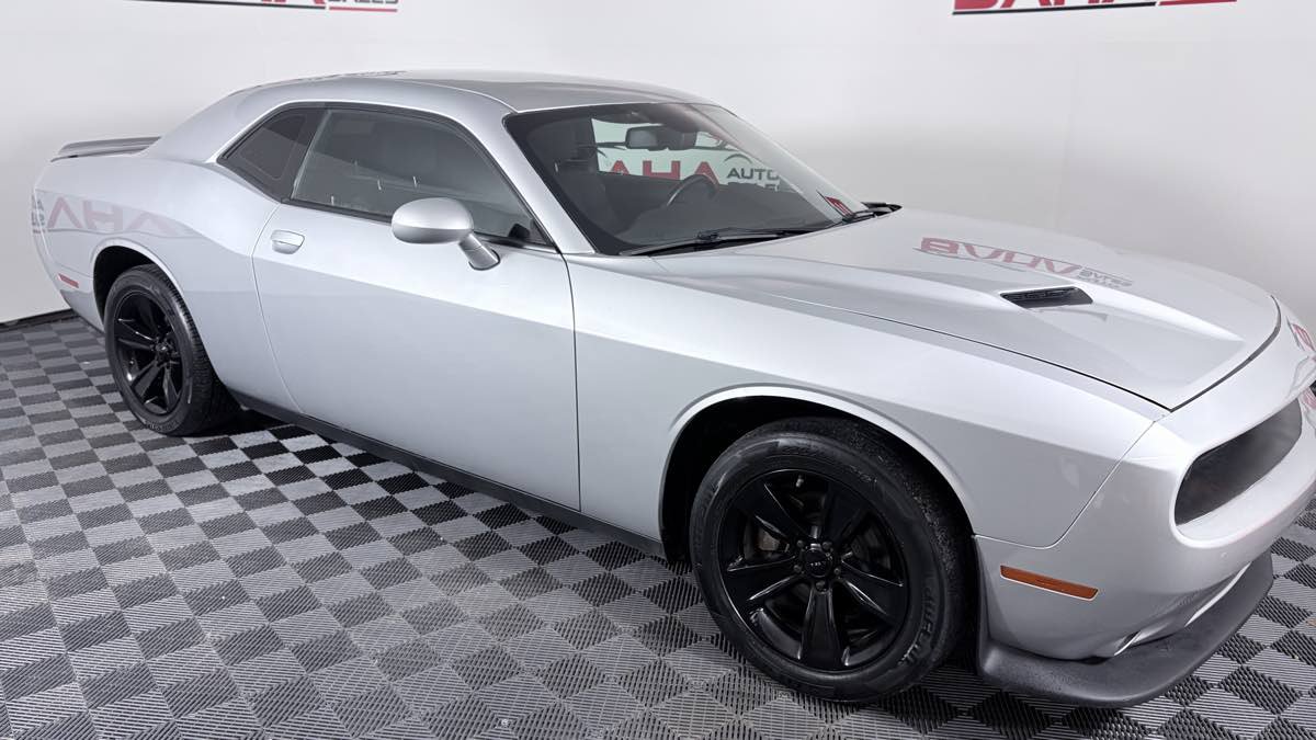 Used 2022 Dodge Challenger SXT RWD image 9