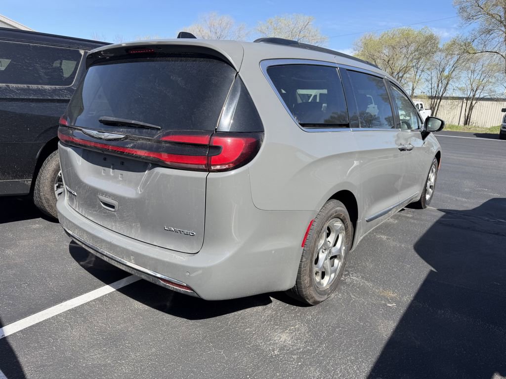 Used 2023 Chrysler Pacifica Limited FWD image 2