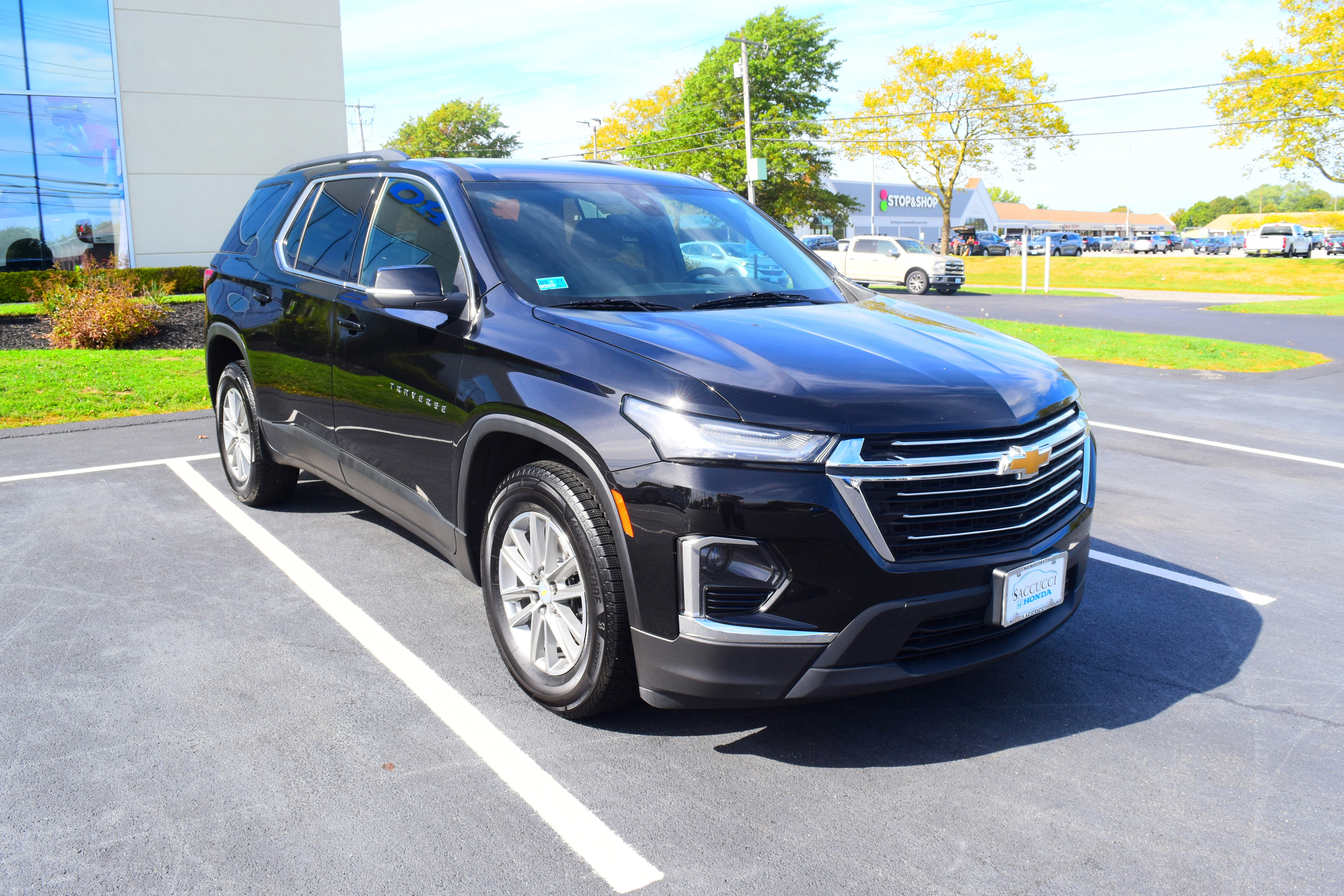 Used 2023 Chevrolet Traverse LT w/ Rear Camera Mirror Package image 2