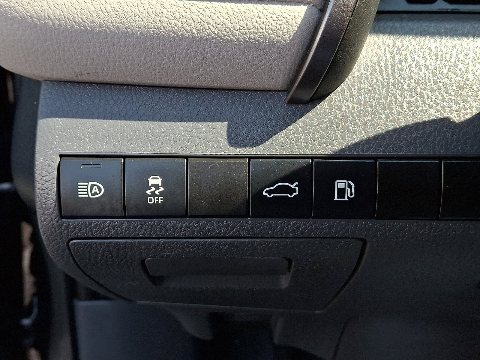 Used 2018 Toyota Camry LE image 25