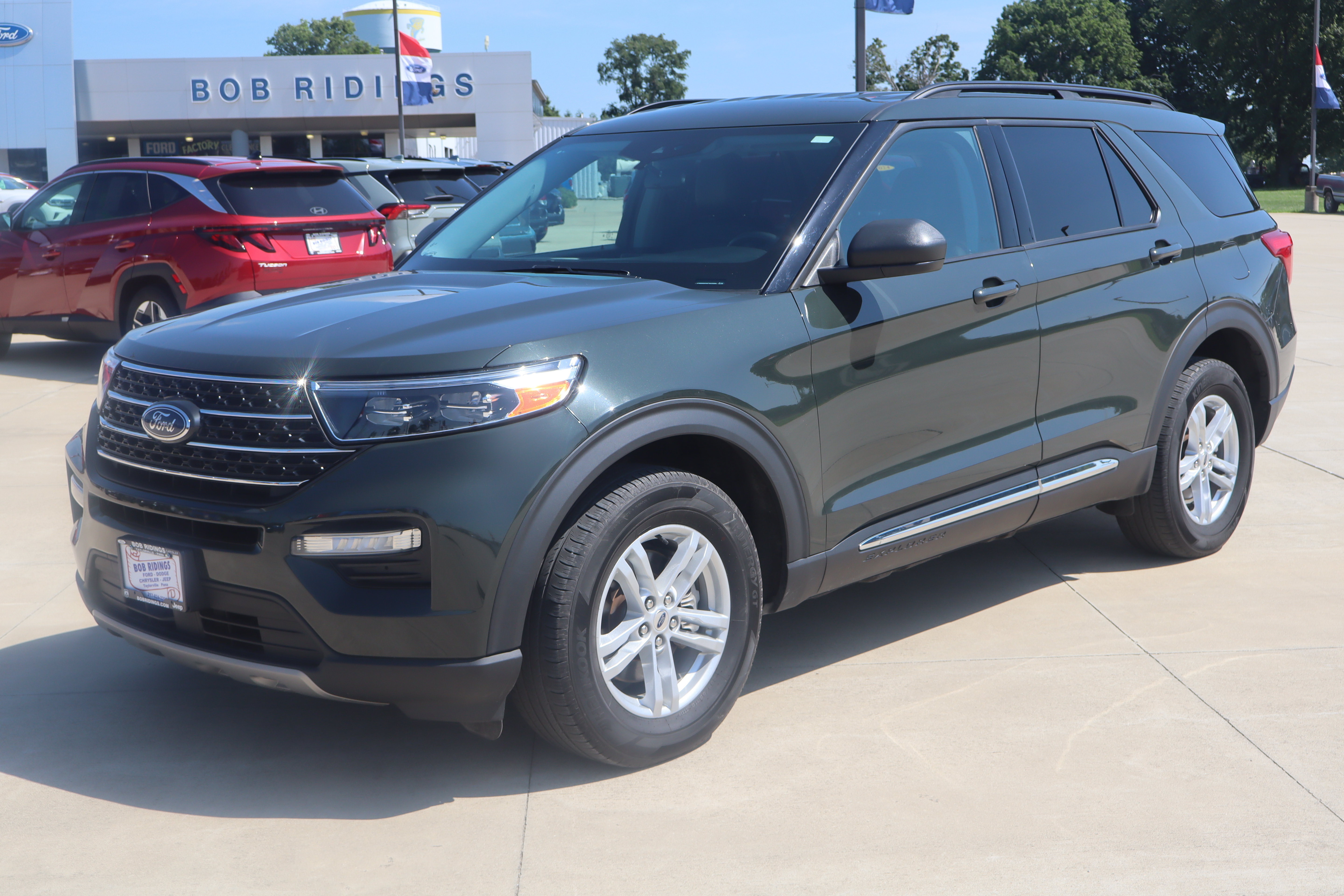 Used 2023 Ford Explorer XLT w/ Equipment Group 202A AWD/4WD image 2
