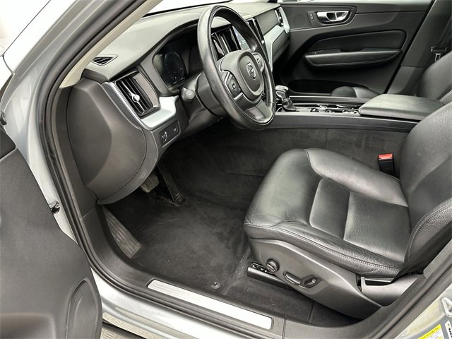 Used 2018 Volvo XC60 T6 Momentum w/ Convenience Package image 11