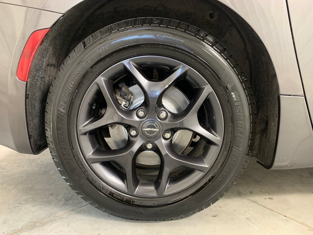 Used 2019 Chrysler Pacifica Touring-L Plus w/ Advanced Safetytec Group FWD image 11