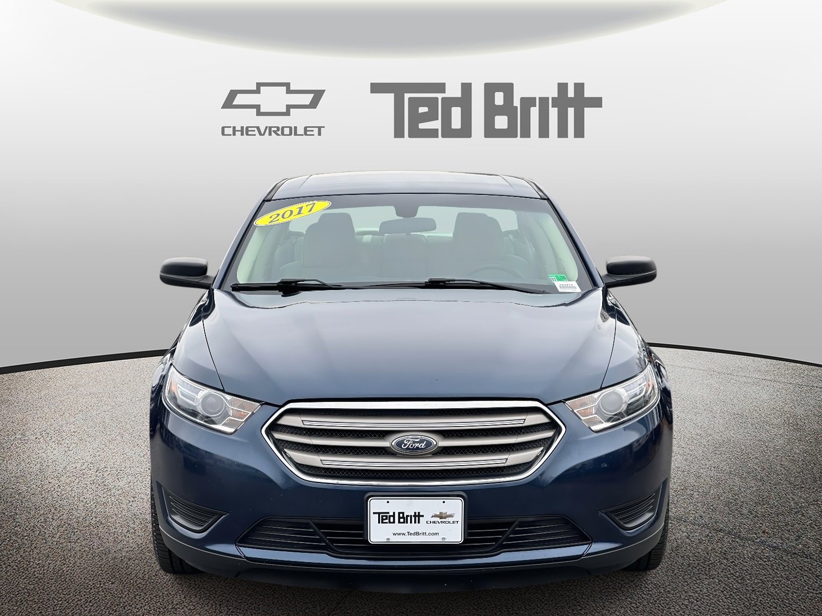 Used 2017 Ford Taurus SE image 2